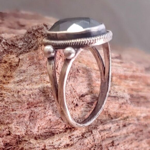 Vintage Black Faceted Spinal Oval Bezel Set Ring - Picture 4 of 6